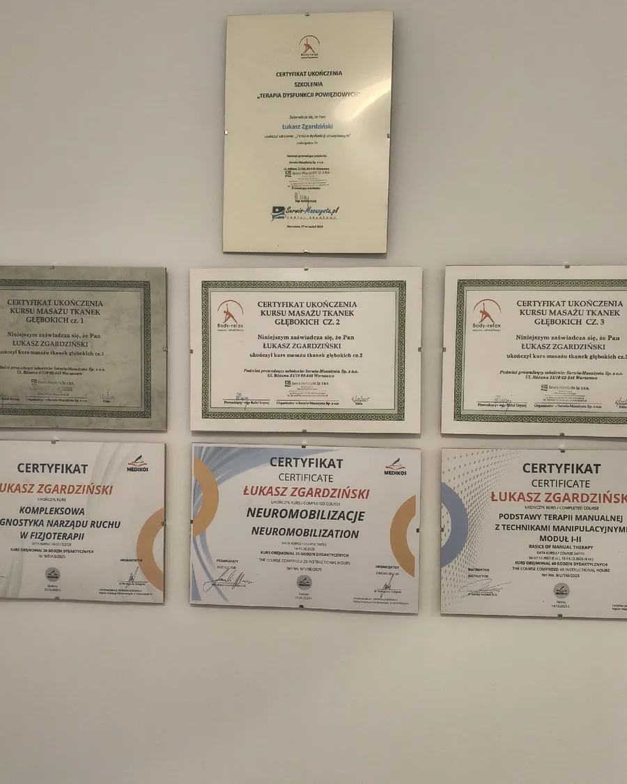 Certyfikaty ukończonych szkoleń Łukasza Zgardzińskiego na ścianie