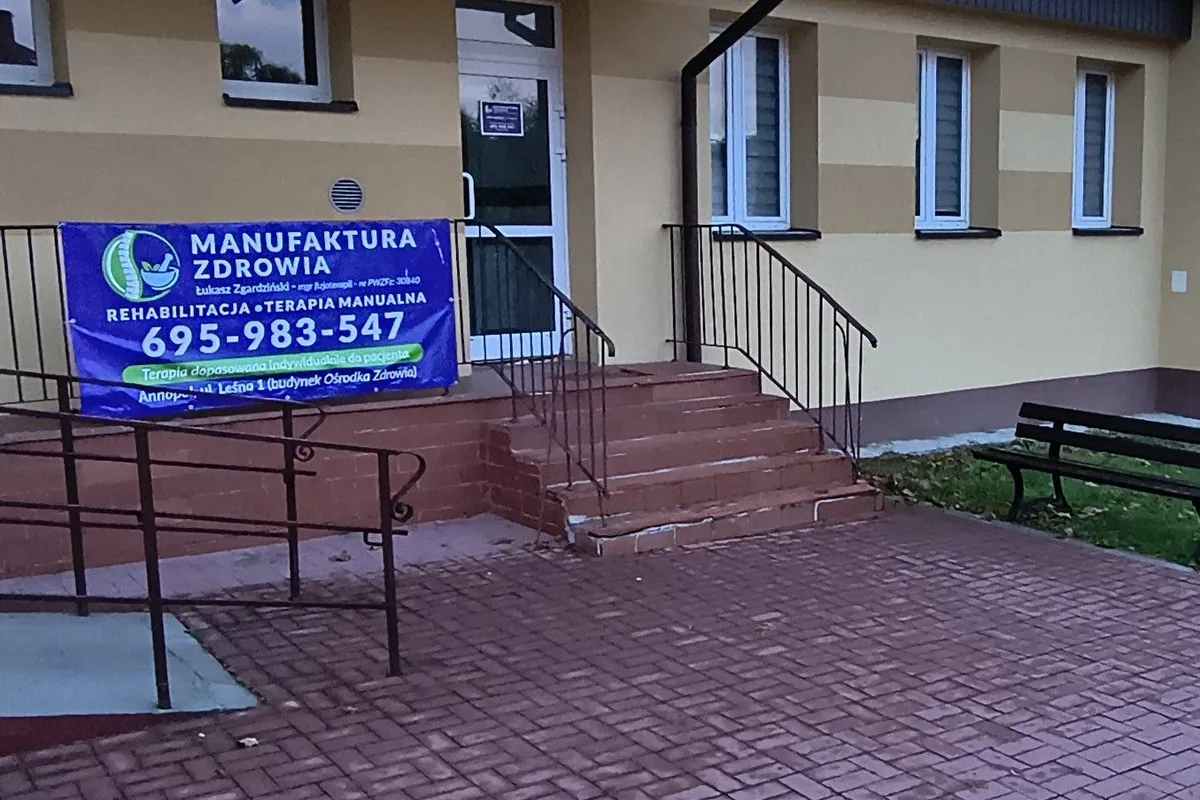 Budynek ośrodka zdrowia przy ul. Leśnej 1 w Annopolu z banerem Manufaktury Zdrowia przy wejściu
