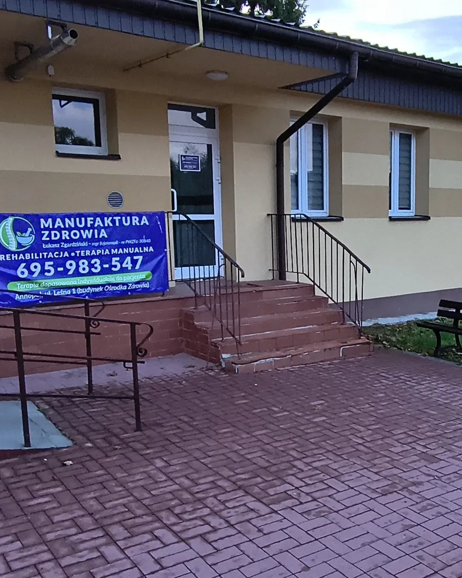 Wejście do budynku ośrodka zdrowia przy ul. Leśnej 1 z banerem Manufaktury Zdrowia