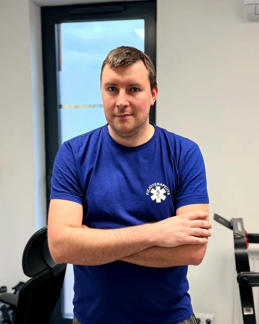 Łukasz Zgardziński, fizjoterapeuta Manufaktury Zdrowia, w gabinecie
