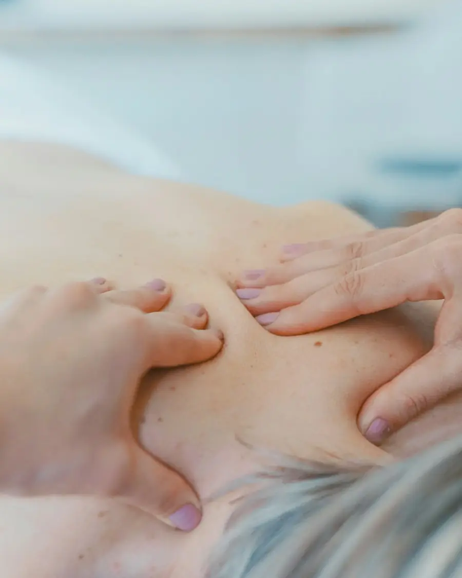 Fizjoterapeuta prowadzi terapię manualną w okolicy pleców i karku